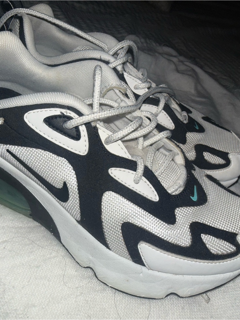 Nike White, Black & Green Air-Cushion Running Shoes - Picture 2 of 3